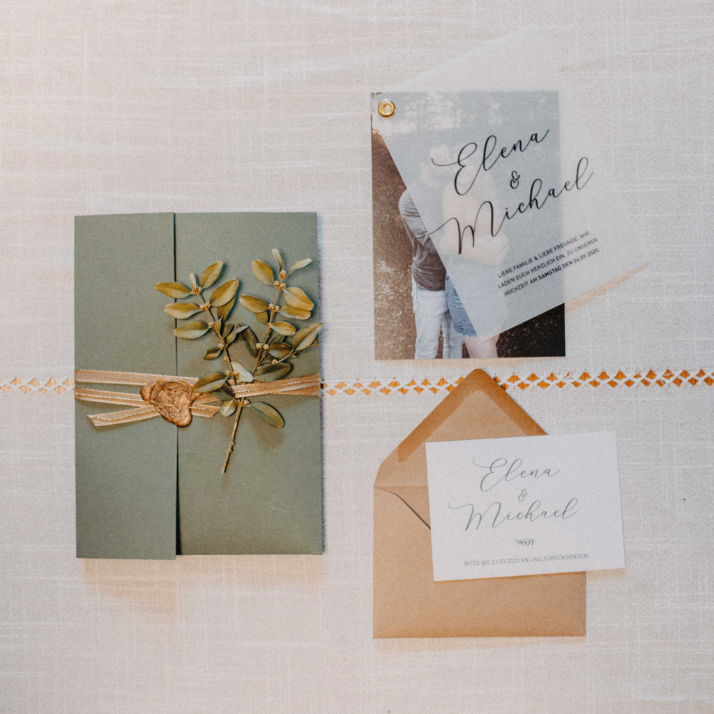 Ein Arrangement aus Einladungskarte, Umschlag und RSVP Karte